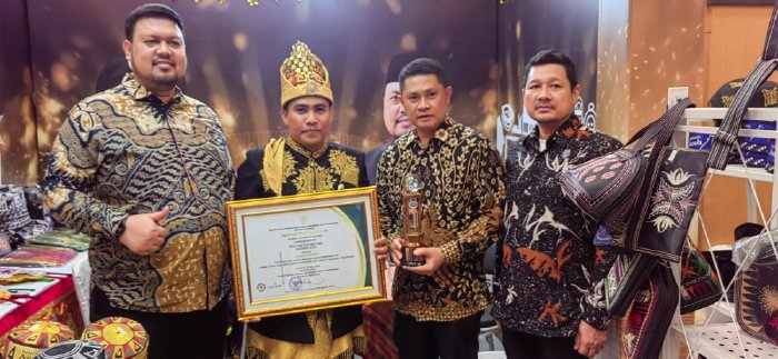 Ketua Posyantek Naturi, Faisal didampingi Kepala DPMG Provinsi Aceh usai menerima Piala Juara Favorit Ketua Posyantek Naturi, Faisal didampingi Kepala DPMG Provinsi Aceh usai menerima Piala Juara Favorit